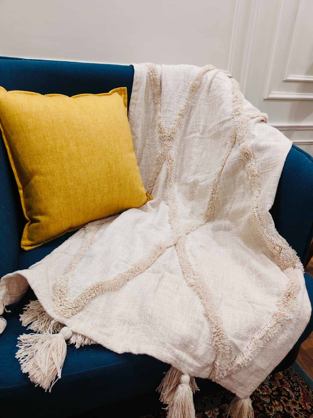 Diamond Weave Sofa Throw with Dual-Side Tassels