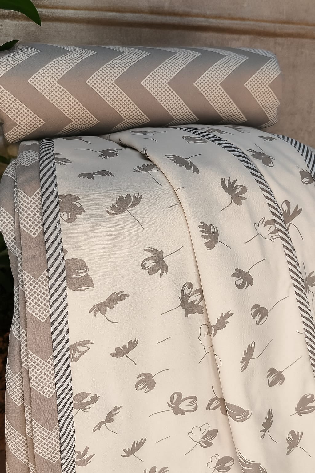 Grey Bloom Reversible Dohar – Grey & White