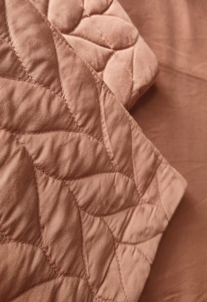 Cameo Rose – 400 TC Luxury Bedsheet Set with Quilted Pillow Covers