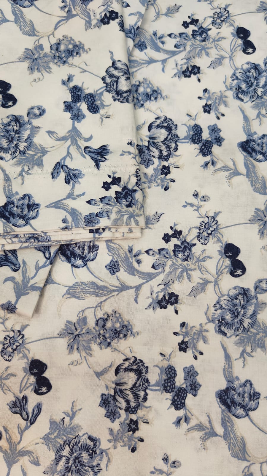Midnight Meadow – Indigo Blue Floral Cotton Bedsheet Set (King Size)