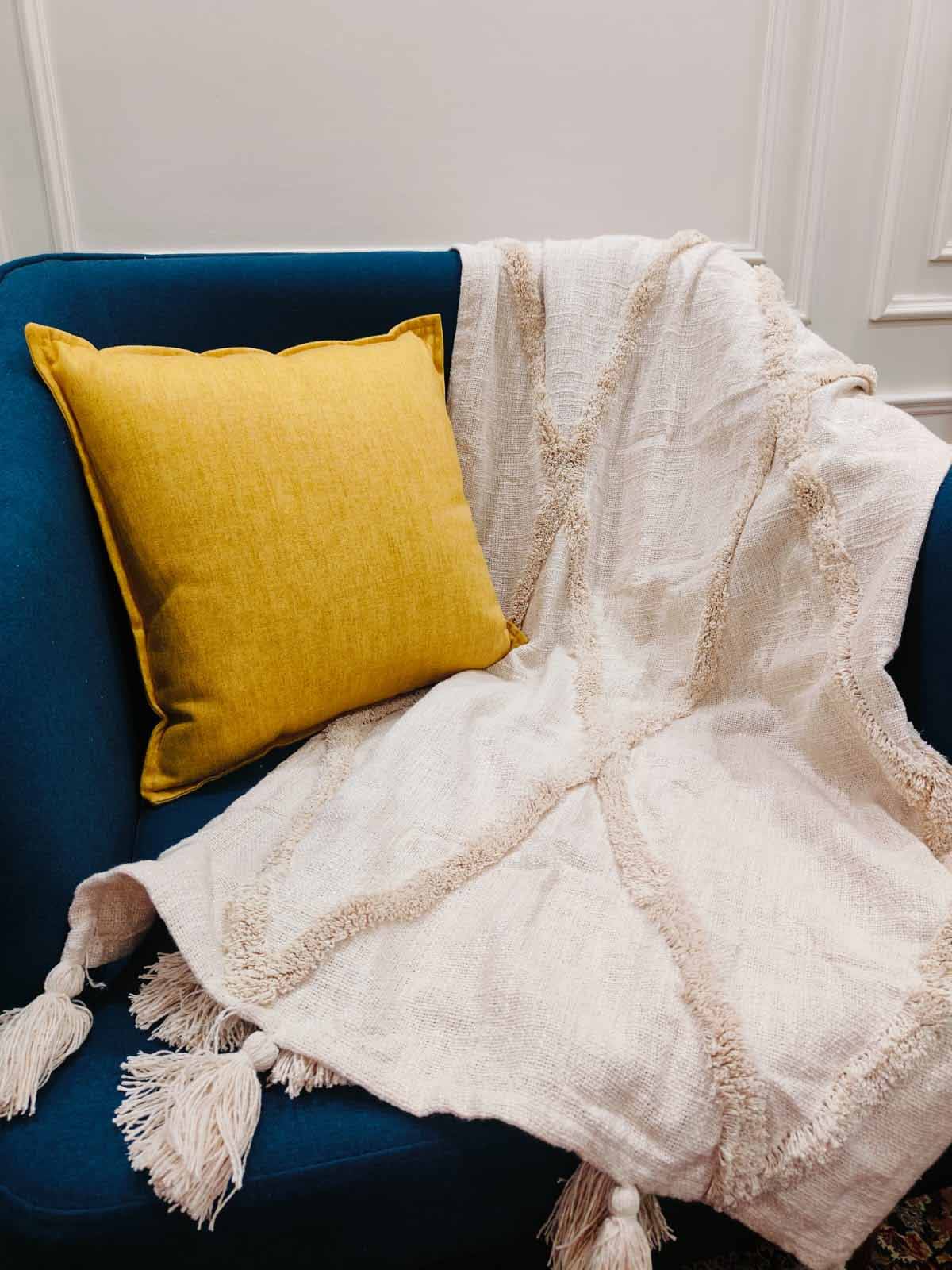 Diamond Weave Sofa Throw with Dual-Side Tassels